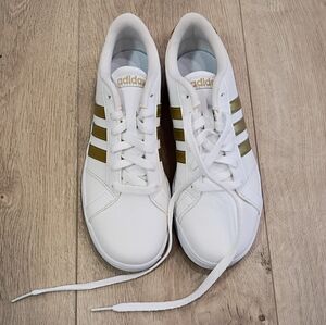 Adidas Baseline K Sneakers | White & Gold | US Size 4 (Youth) ✨🏆